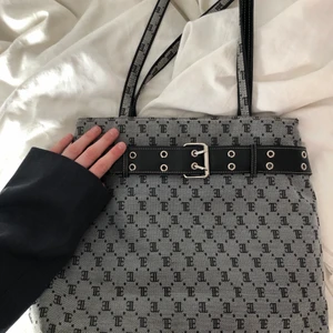 y2k väska - en superfin väska som jag köpte second hand! aldrig använd, ser nu ut! ❤️❤️