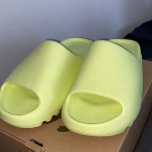 Yeezy slides green - Helt nya Stolek 46 men de är små i storleken så fungerar för 43, 44 och 45