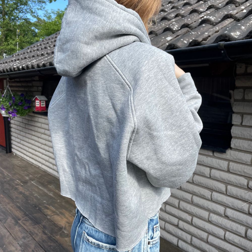 En grå cropped hoodie i lite oversized modell. Den har en stor luva och fin passform är även hyfsat varm. Storlek S.. Huvtröjor & Träningströjor.