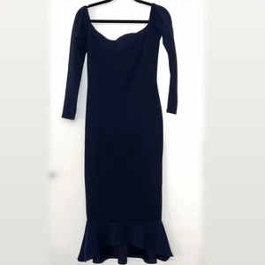 Balklänning  - Säljer nu denna balklänningen som är i ett väldigt bra skick men som jag också ej vet vart den kommer ifrån.  Den är mörkblå/marinblå och har en volang längst ned. Den är i storlek XS/S😆 den har även en dragkedja. 