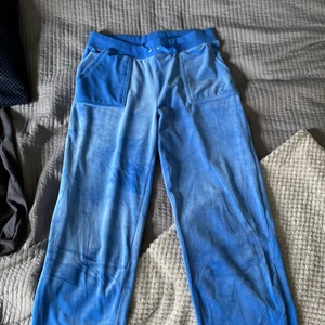 Juicy Couture byxor - Helt nya juicy couture mjukisbyxor i storlek L men jag har M och de sitter perfekt på mig💓 Jag har lappen kvar, pris kan diskuteras, hör av er vid frågor eller fler bilder💓 
