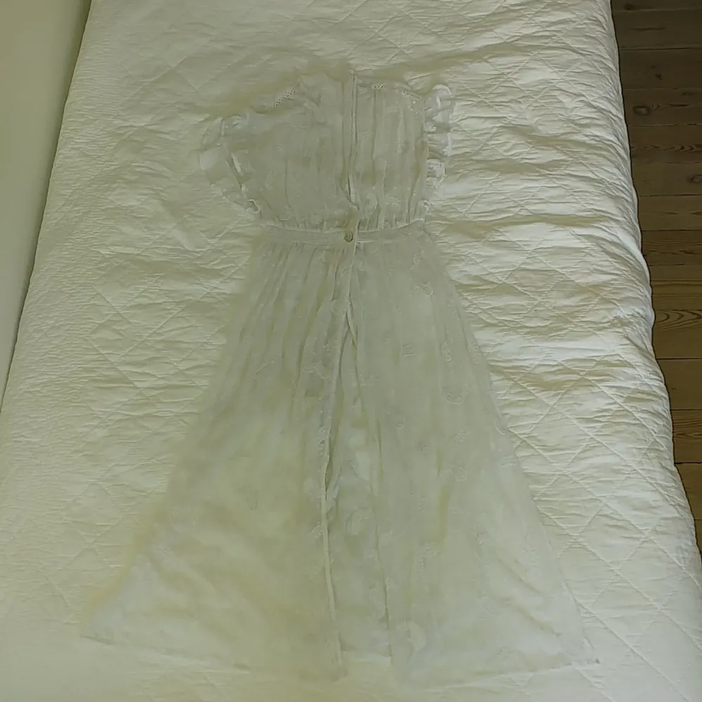 En vacker klänning i vit spets med broderat Paisley-mönster. Passar en S-M.. Klänningar.