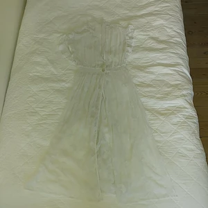 Vintage spetsklänning - En vacker klänning i vit spets med broderat Paisley-mönster. Passar en S-M.