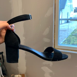 Klacksko - Superfina klackskor! Använda två gånger på Baal och begravning. Passar till allt! Jag pendlar mellan storlek 39-40 och dessa passar mig väldigt bra trots att de är storlek 38. Köparen står för frakt. Köpte för 300kr