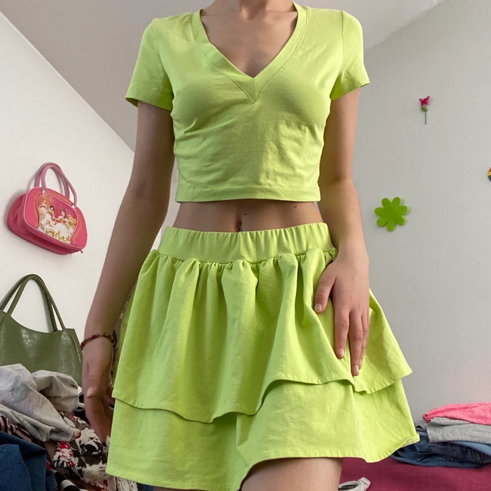 Limegrönt set med en kjol och croptop. Jag har aldrig haft på mig den (förutom bilderna)  Str S 80kr + frakt. Övrigt.
