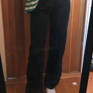 Svarta jeans - Svarta vida jeans, säljer pga använder inte dem:) 