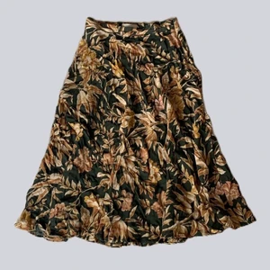 Mörkgrön mönstrad midi-kjol - Snygg mörkgrön mönstrad minikjolen. Väldigt luftig och vid, perfekt till sommaren och våren. Den va storlek 40, men jag sydde in den lite. Midjan är 72 cm. Bra skick☀️