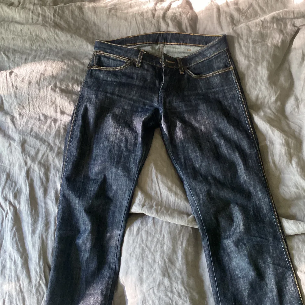 Ett par skitsnygga lowrised wringler jeans jag fick av min mamma, som tyvärr var alldeles för små. De har inga skador . Skulle säga att de passar någon under 165 cm. Ingen storlek står men skulle säga ungefär XS. Kom privat för bilder.  Pris+frakt❌. Jeans & Byxor.