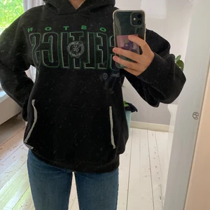Hoodie - Hej! Säljer denna jättecoola hoodie. Märker är ett basketlag i USA och tröjan kommer därifrån. Den har jättefina gröna detaljer. Det har en väldigt lite defekt på armen som knappt syns. Kom privat om du vill ha fler bilder eller har frågor!💕💕