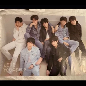 Bts LY tear poster  - Bts Love Yourself tear poster. Version R. Denna samt version U har tidigare fraktats oskyddat med posten. Fick hem dem med en massa veck/ rynkor men har under de senaste åren gjort mitt bästa för att platta ut dem så mycket som möjligt. Frakt 26kr 💗