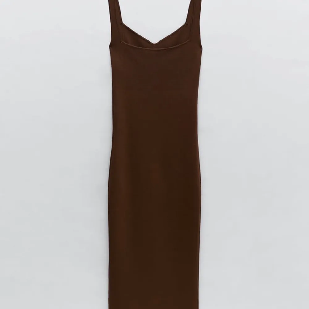 Superfin brun klänning från Zara. Köpt förra året men har aldrig kommit till användning 🤎. Klänningar.