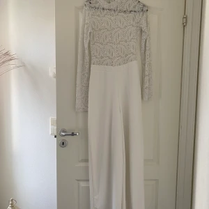 NLY vit spets jumpsuit - En gång använd vit jumpsuit från Nelly i spets. Pris kan sänkas.