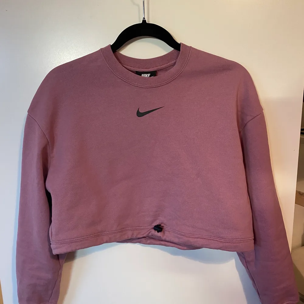 Säljer sweatshirt crop top från Nike i storlek S. . Hoodies.