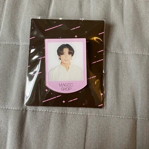 Bts Jungkook pin - Officiell bts pin av medlemmen Jungkook. Kommer från detas magic shop era. Superbra skick, aldrig blivit använd.  