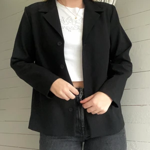 Kavaj - Säljer en kavaj. Jag brukar ha s/m och den passar bra! Köpt second hand men i fint skick, köpare står för frakt🦦💘