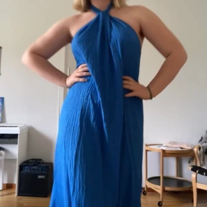 Klänning - Otroligt fin lång på klänning med låg rygg! Endast använd 2 ggr ! Köparen står för frakt 💖