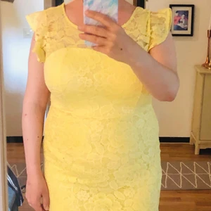 Spetsklänning  - En fin gul klänning i spets med dragkedja bak Aldrig använd. Liten i storleken.