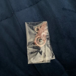 ”Jag älskar dig” på hundra olika språk halsband  - För trovärdig, kan jag förbereda allt och senare kan jag ta emot betalningen. För bästa säkerhet så ni känner er trygga. För 89 kr + frakt