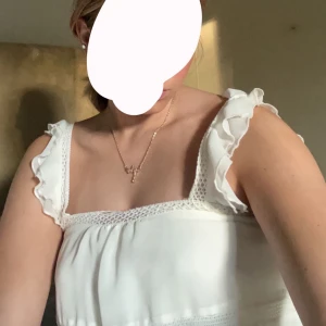 Topp  - Topp med volanger på banden, skriv för fler bilder, köpare står för frakt! 