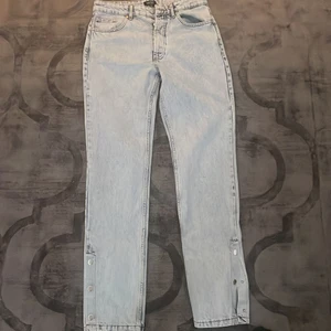 Baggy/straight Jeans me knappar - Riktigt feta jeans med knappar där nere. Lite för långa för mig annars bra size. Aldrig använd!