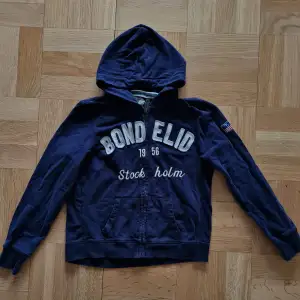 Marinblå hoodie från Bondelid i storlek S men är lite liten I storleken. Använt skick.