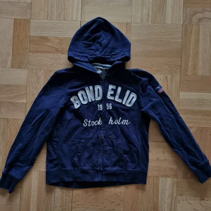 Hoodie Bondelid - Marinblå hoodie från Bondelid i storlek S men är lite liten I storleken. Använt skick.