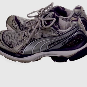 Snygga skor - Säljer dessa assnygga sneakers från Puma! De är väldigt sparsamt använda (vitare än de ser ut på vild) och perfekta till sommaren.