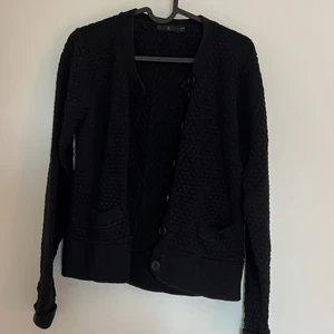 Svart stickad kofta - Supermysig svart stickad kofta som passar till allt🖤