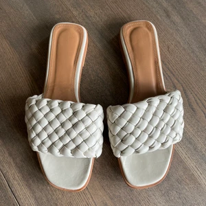 Beige Flattered Sandals 40 - Storlek 40 och väldigt bra skick för endast använda inomhus! Nypris på hemsidan nu är 1895kr.