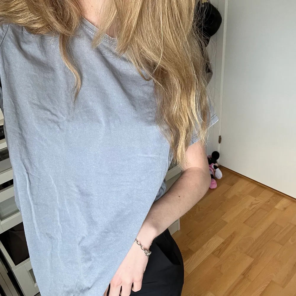 Säljer denna oversize tshirt ifrån hm i med urtvättad effekt (OBS denna är köpt så). T-shirts.