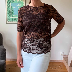 Spetstopp Ganni S - Stretchig spetstopp från Ganni. Lappen med storlek är bortklippt, men passar fint till XS/S. Spetsen är brun och svart. Fint skick helt utan noppror eller revor. 