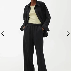 Arket Linnebyxor  - Svarta Linnebyxor från Arket, säljer då de är lite korta på mig som är 173. Använd ca 2 gånger. Nypris 600. Skriv för fler bilder.