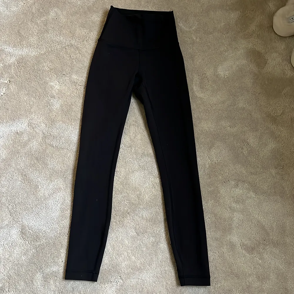 Säljer dessa super-sköna Lululemon align leggings 🖤 (säljer för att dem har blivit för små för mig)  Dom har inbyggt ficka inuti och är i storlek 0 längd 25 , dessa har ett tjockare material en dem normala, perfekt för vintern! ❄️⛷🧣. Övrigt.