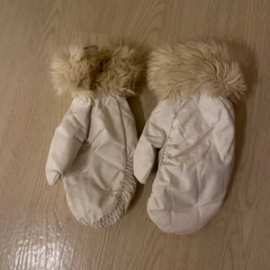 Vita varma vantar 🤍❄️ - Vita vantar med päls inuti som värmer händerna ordentligt under kylan 🤍❄️