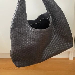 Väska - Flätad bottega liknande väska från nakd, mörkbrun färg, sparsamt använd & frakten ingår!💓