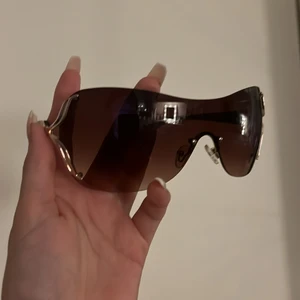 00’s Solglasögon  - Solglasögon inte längre till användning, för stora för min lilla huvud. Men skit snyggaaa och trendiga!!!