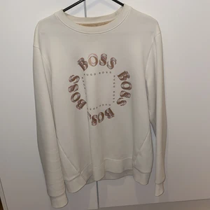 Hugo boss tröja  - Fin Hugo boss tröja knappt använd köpa för 1500kr säljer 650 bra pris priset kan diskuteras vid snabb affär 