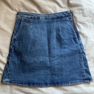 Jeanskjol asos - A-linjeformad Jeanskjol från asos Storlek UK8 vilket motsvarar EU36 Knappt använd Dragkedja i sidan samt djupa fickor 