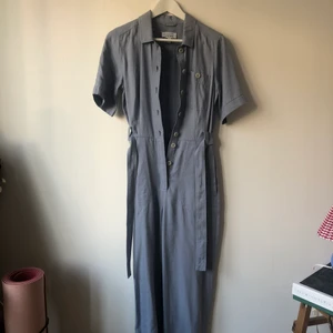 &Othee Stories Junpsuit  - Jumpsuit från & Other Stories i ljusblå i 100% Lyocell.