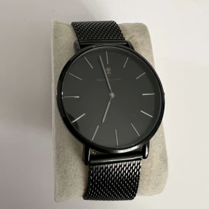 Black oak klocka  - Black oak klocka aldrig använd behöver nytt batteri 