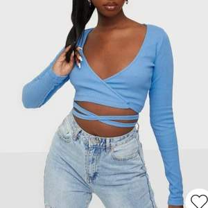 Blå topp - En topp i en härlig blå färg som använts en gång, säljer den då den inte kommer till någon användning. Den är i storlek L men upplevs mer som en s/m💕