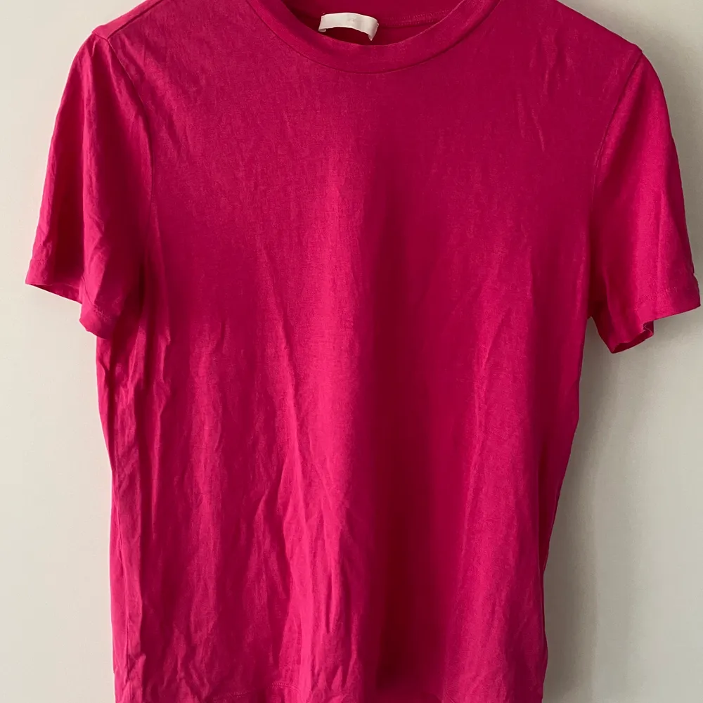 Rosa T-shirt från hm. Fint skick . T-shirts.