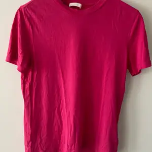 Rosa T-shirt från hm. Fint skick 