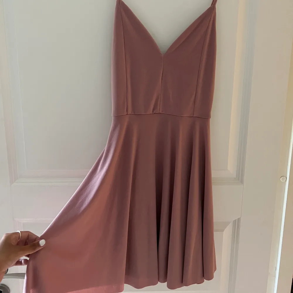 Säljer denna fina klänning från bikbok, gammel rosa färg, storlek XS, bra skick säljer för 100kr + frakt. Mekot.