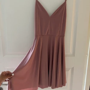 Klänning - Säljer denna fina klänning från bikbok, gammel rosa färg, storlek XS, bra skick säljer för 100kr + frakt