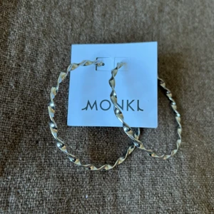 Örhängen från Monki  - Silvriga stora örhängen från Monki. Säljes för 20kr + frakt 