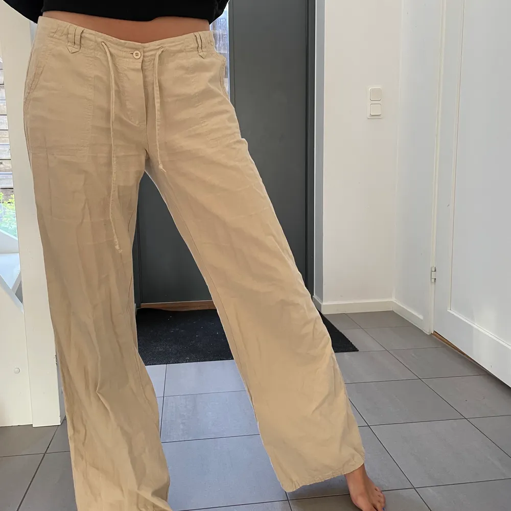 Beige byxor från Only🥰🥰 Stl 36! Modellen är 1,73 cm❤️. Jeans & Byxor.