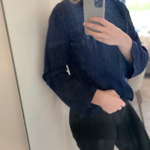 Tröja - En tröja från Vera Moda med mönster håll i. Passar till en kall sommar kväll men även när hösten börjar falla in.