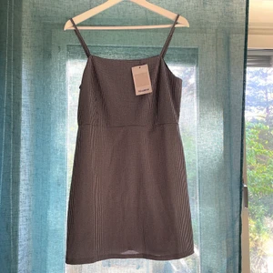 Helt ny klänning!  - Supersöt klänning som tyvärr aldrig kommit till användning. Helt ny och lappen är kvar. Liten i storleken och hyfsat kort så skulle snarare säga att den är en M, passar dig som är något kortare! ❤️ Lånad bild från hemsidan. Skriv om ni har frågor! 🌟