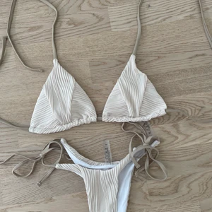 Bikini - Beige triangelbikini, aldrig använd. Underdelen i stl S & överdelen i L 🌷 150kr inkl frakt. 